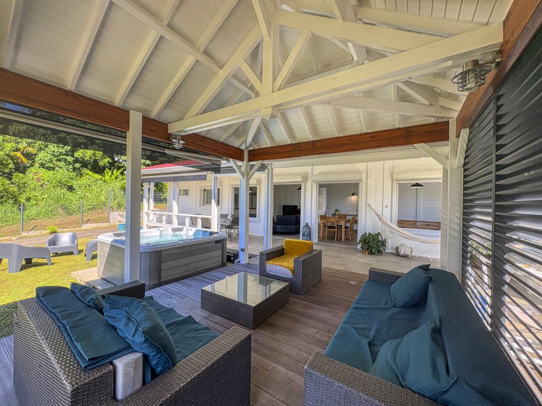 12.Location villa jacuzzi Saint Claude Guadeloupe_Terrasse Jacuzzi Jardin